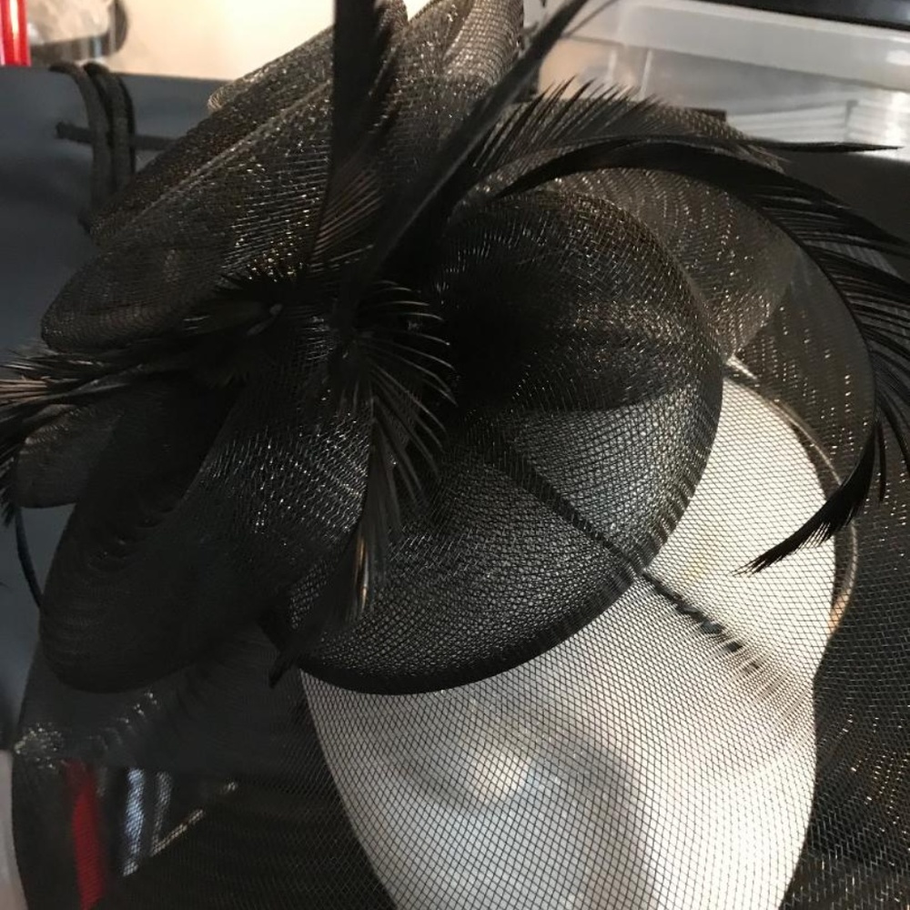 BLACK FASCINATOR - Picture 3 of 5